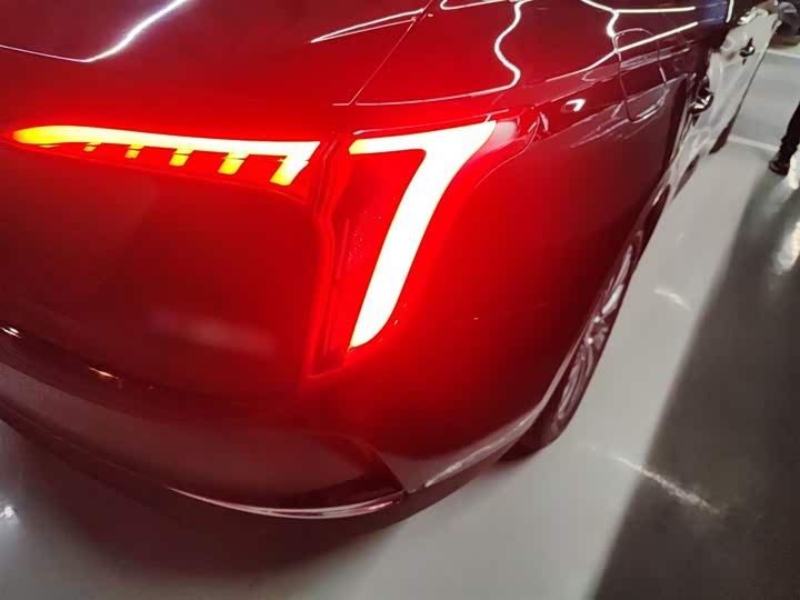 Фото 8 - Hongqi E-QM5