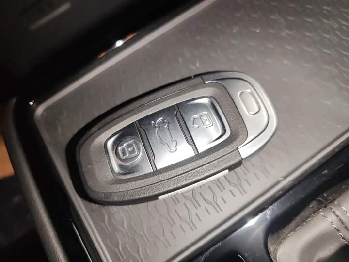 Фото 9 - Hongqi E-QM5