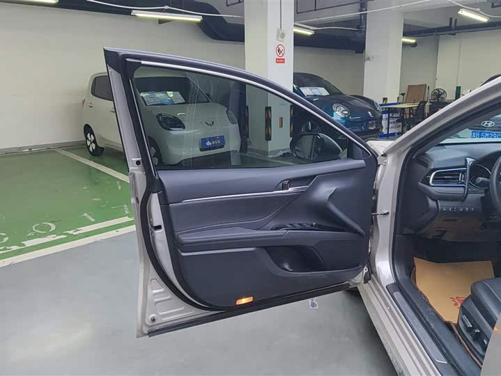 Фото 7 - Toyota Camry