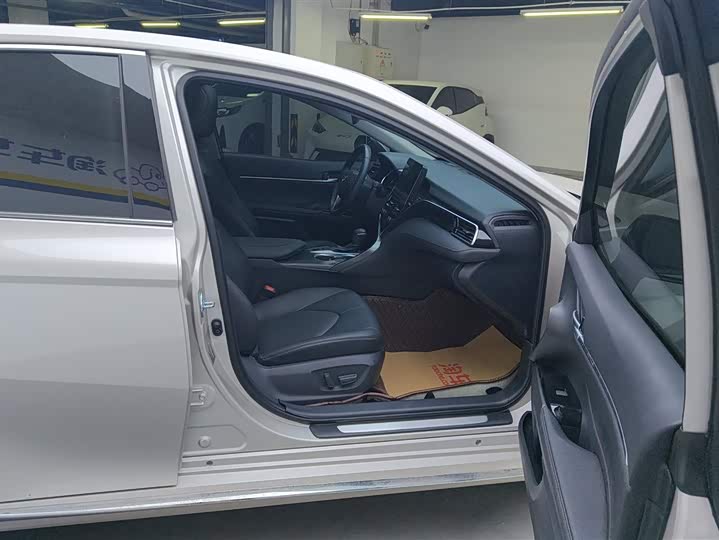 Фото 8 - Toyota Camry