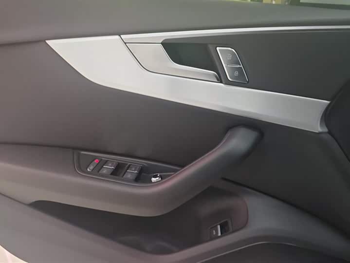 Фото 7 - Audi A4L