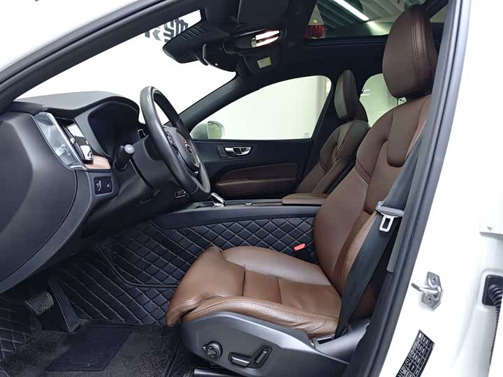 Фото 8 - Volvo XC60