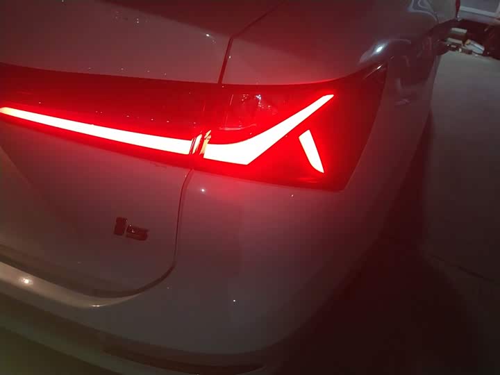 Фото 8 - Roewe i5