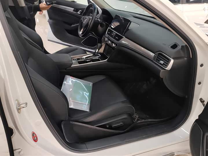 Фото 8 - Honda Accord