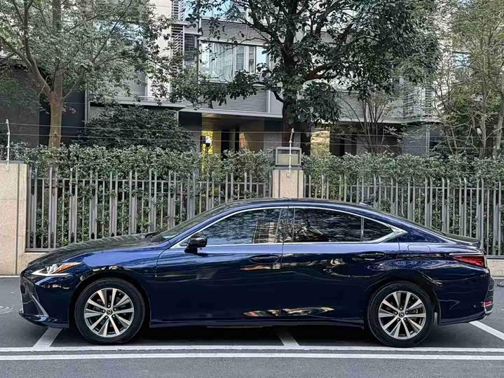 Фото 2 - Lexus ES