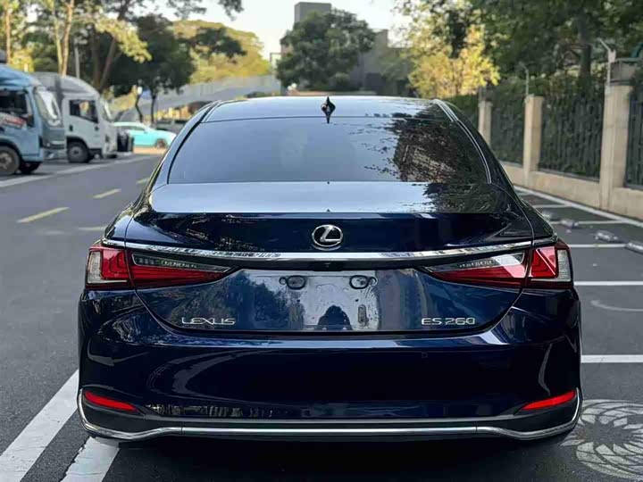 Фото 5 - Lexus ES