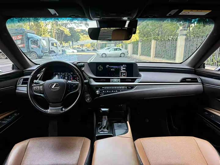 Фото 7 - Lexus ES