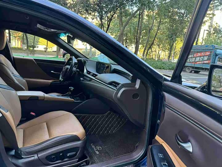 Фото 8 - Lexus ES