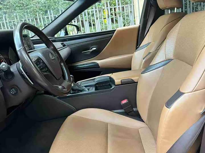 Фото 9 - Lexus ES