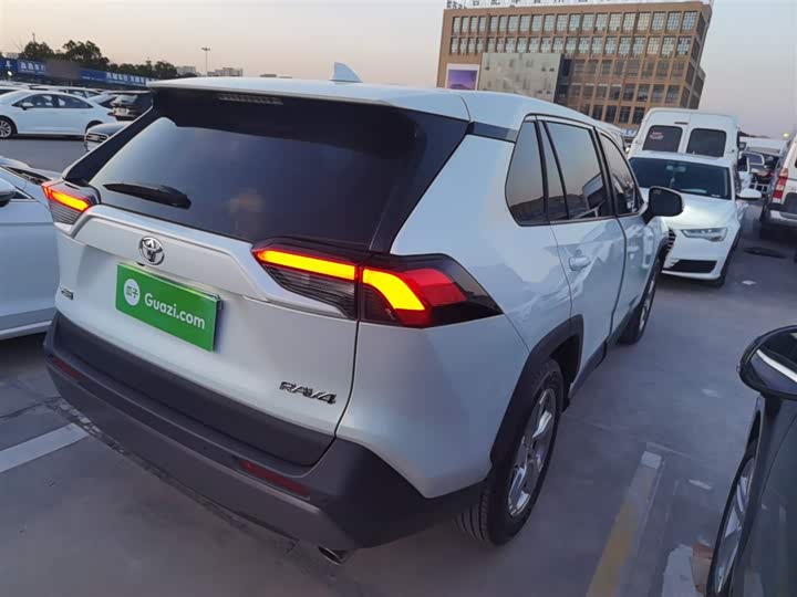 Фото 7 - Toyota RAV4