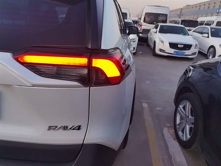 Фото 8 - Toyota RAV4