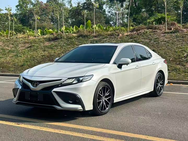 Фото 2 - Toyota Camry