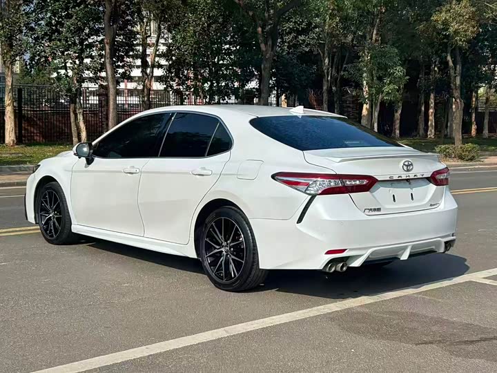 Фото 4 - Toyota Camry