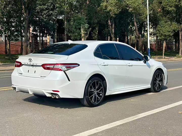Фото 5 - Toyota Camry