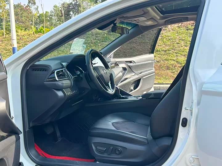 Фото 8 - Toyota Camry