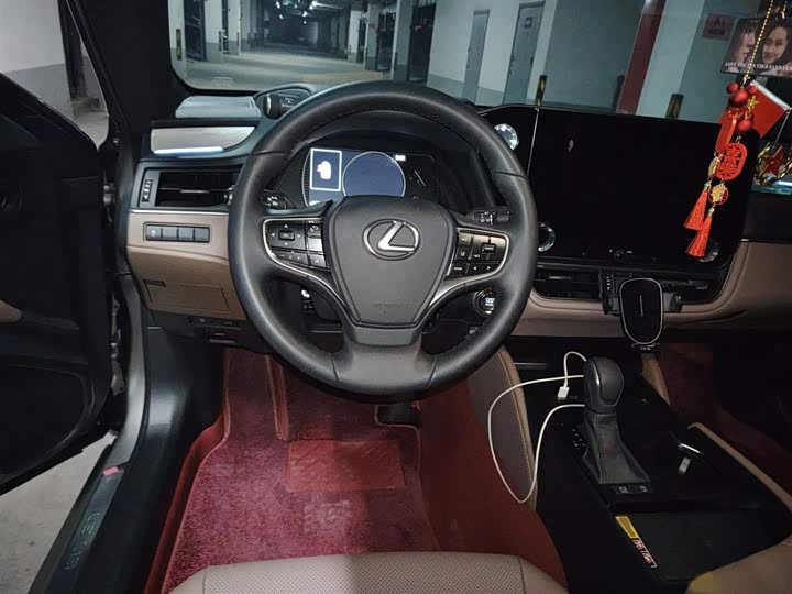 Фото 3 - Lexus ES