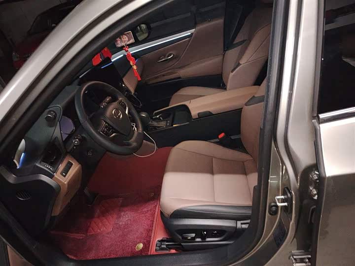 Фото 8 - Lexus ES