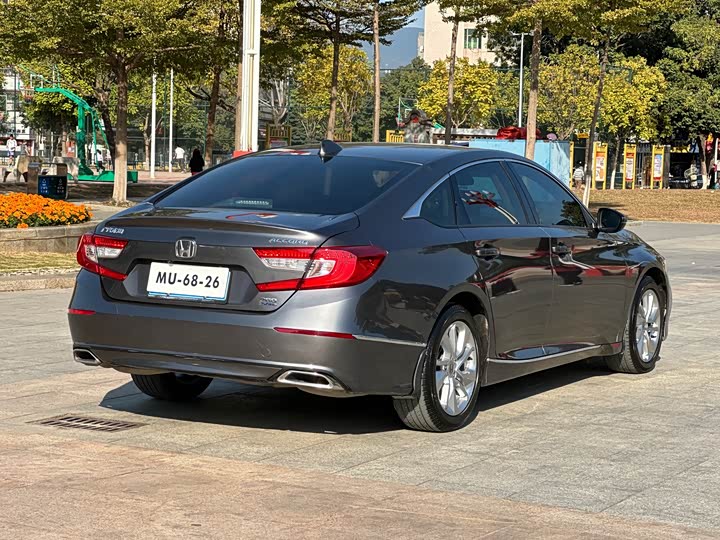 Фото 9 - Honda Accord