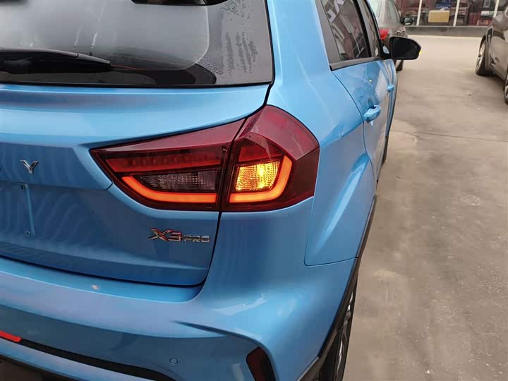 Фото 8 - Geely Vision X3