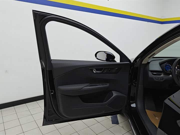 Фото 7 - Hongqi E-QM5