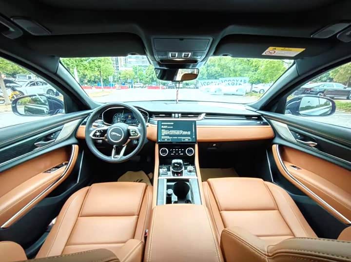 Фото 4 - Jaguar XE L