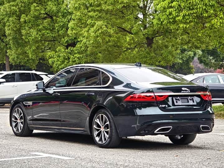 Фото 9 - Jaguar XE L