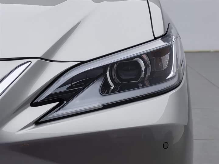 Фото 7 - Lexus ES