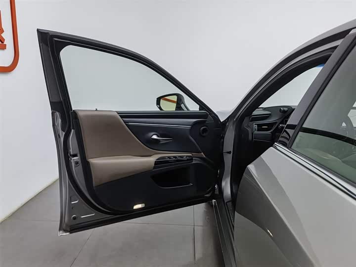 Фото 8 - Lexus ES