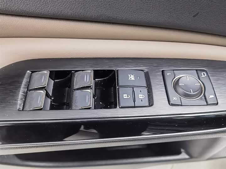 Фото 9 - Lexus ES