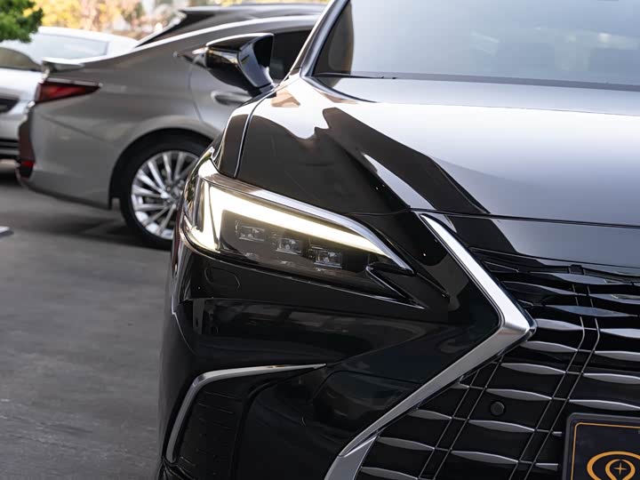 Фото 6 - Lexus ES