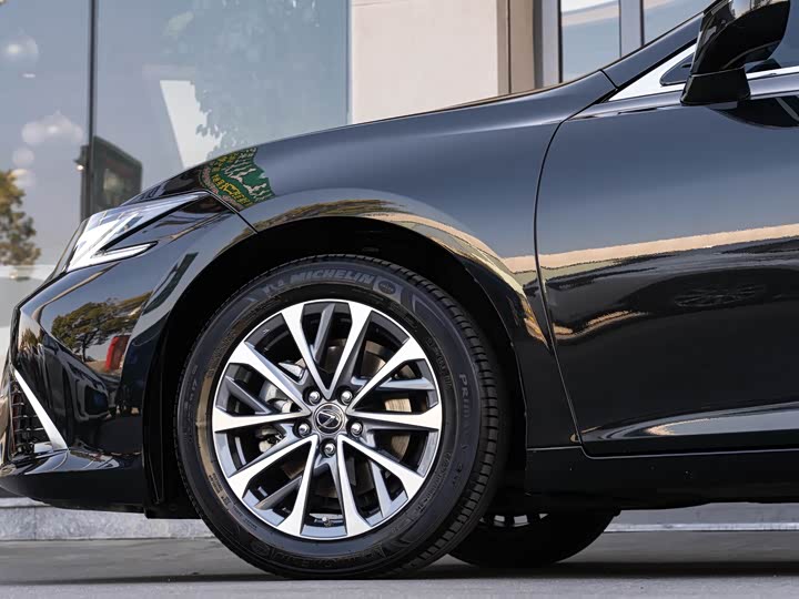 Фото 8 - Lexus ES