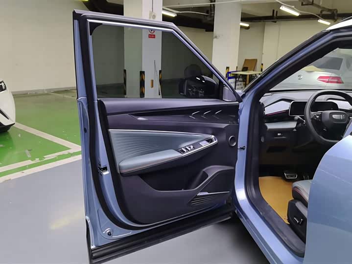 Фото 7 - Geely Atlas