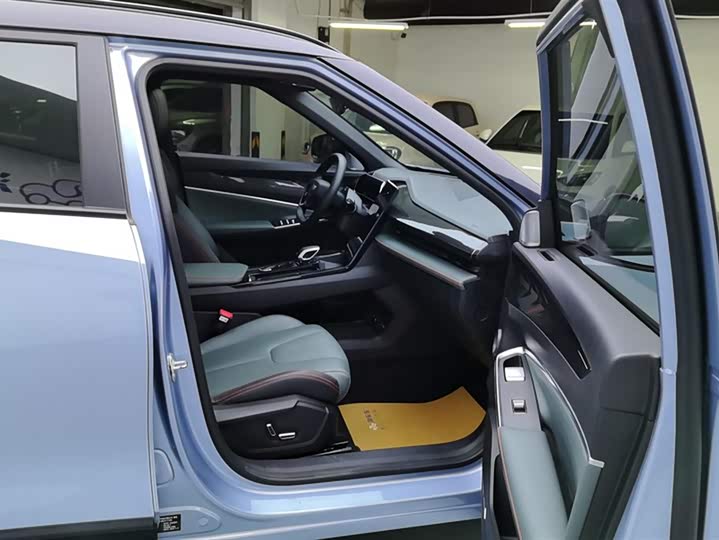 Фото 8 - Geely Atlas