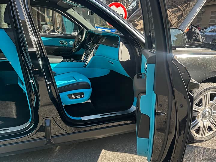 Фото 6 - Rolls-Royce Cullinan