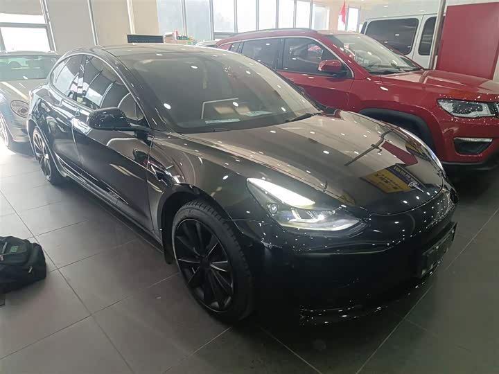 Фото 4 - Tesla Model 3