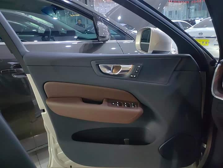 Фото 7 - Volvo XC60 Hybrid