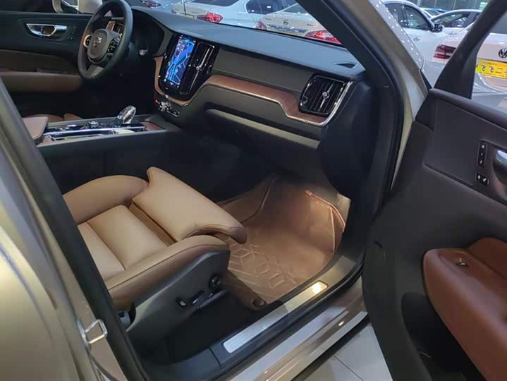 Фото 8 - Volvo XC60 Hybrid