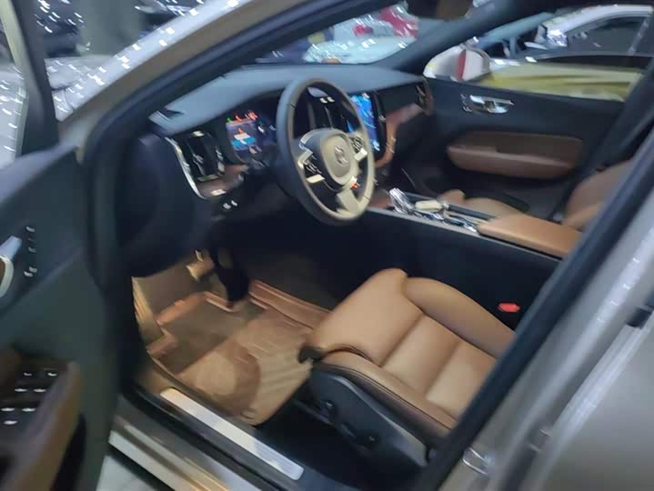 Фото 9 - Volvo XC60 Hybrid