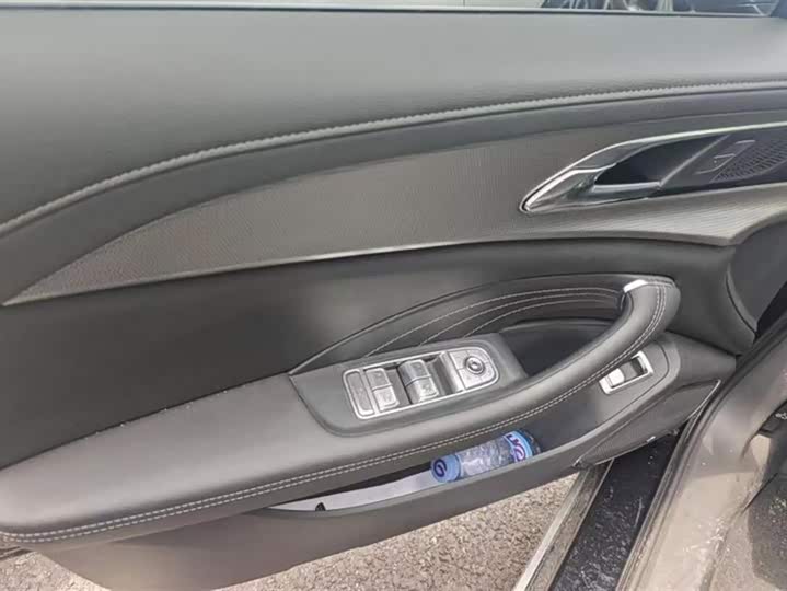 Фото 7 - Hongqi H5