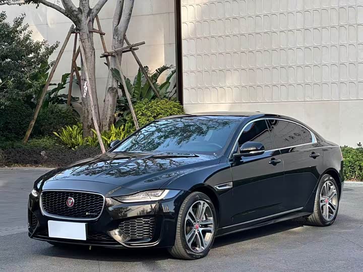 Фото 1 - Jaguar XE L