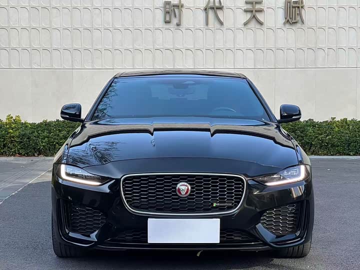 Фото 2 - Jaguar XE L