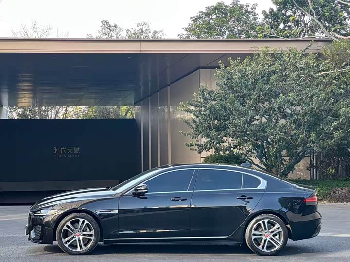 Фото 4 - Jaguar XE L