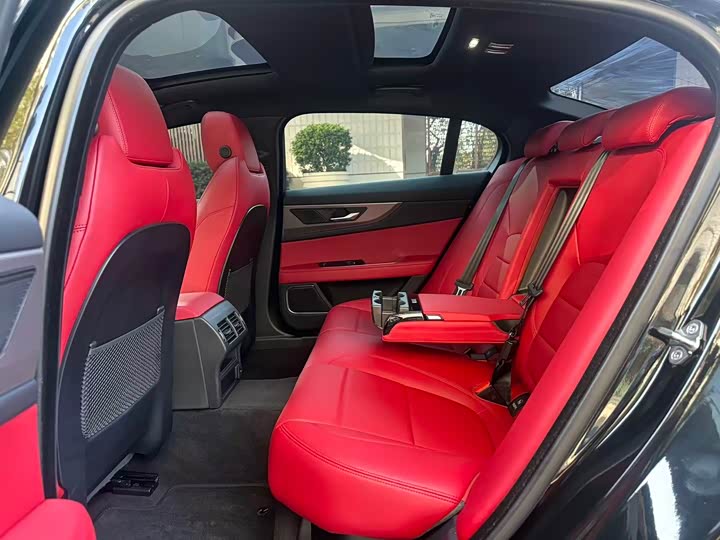 Фото 6 - Jaguar XE L