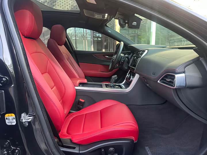 Фото 7 - Jaguar XE L