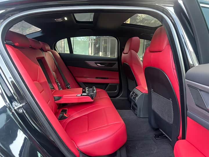 Фото 8 - Jaguar XE L