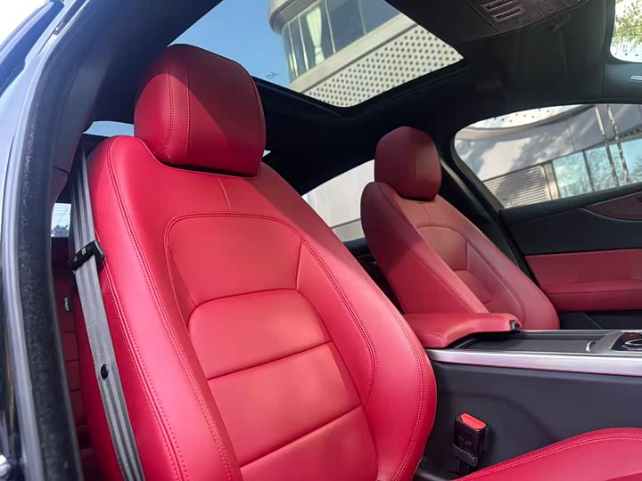 Фото 9 - Jaguar XE L