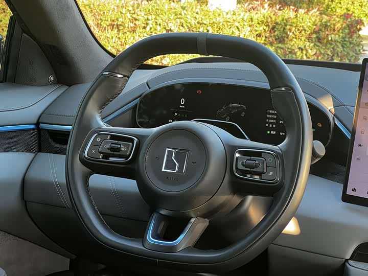 Фото 2 - Zeekr 001