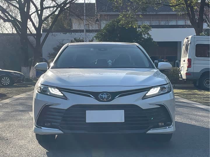 Фото 2 - Toyota Camry