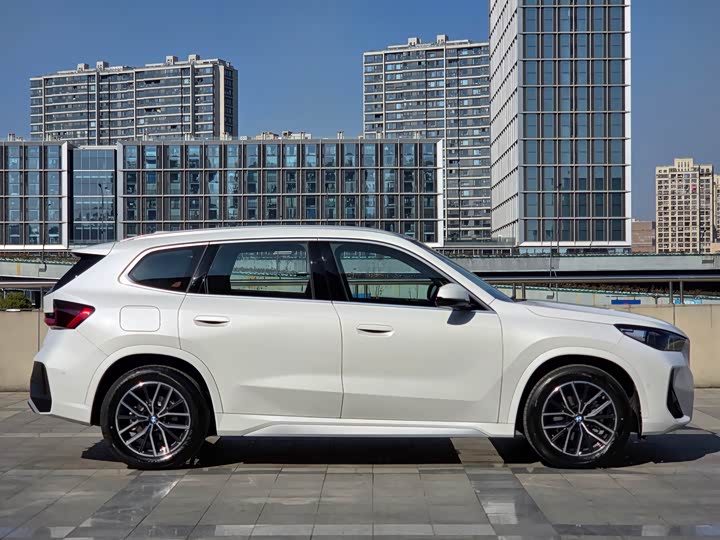 Фото 4 - BMW iX1