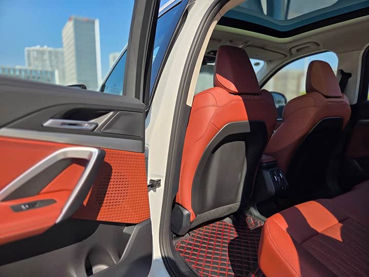 Фото 8 - BMW iX1